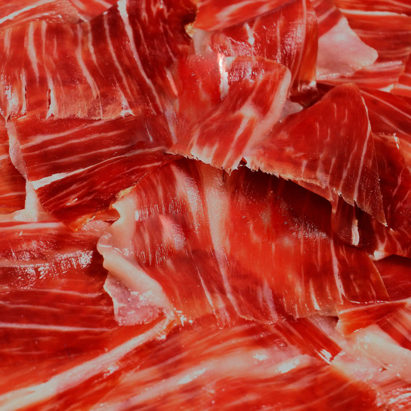 Jamón Cebo 50% Raza Ibérica con un perfil de grasa más denso y un punto más salado que las opciones de campo o bellota.