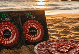 Playa, piscina y buen jamón: el plan perfecto del verano.