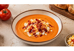 Salmorejo cordobés con huevo duro y jamón: la receta de verano que nunca falla.
