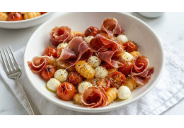 Una idea sabrosa y saludable: ñoquis con tomates cherry asados, jamón ibérico y mozzarella,